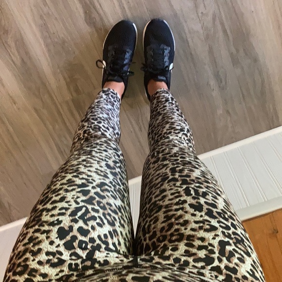 LAST2🧁 UNLEASHED-LEGGINGS - Picture 2 of 8